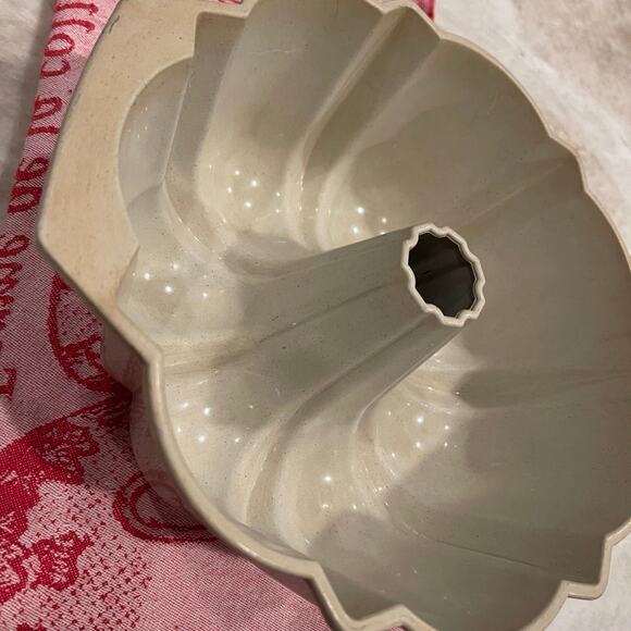 Nordic Ware beige Bundt pan Microwave safe 9 cup - Picture 9 of 9